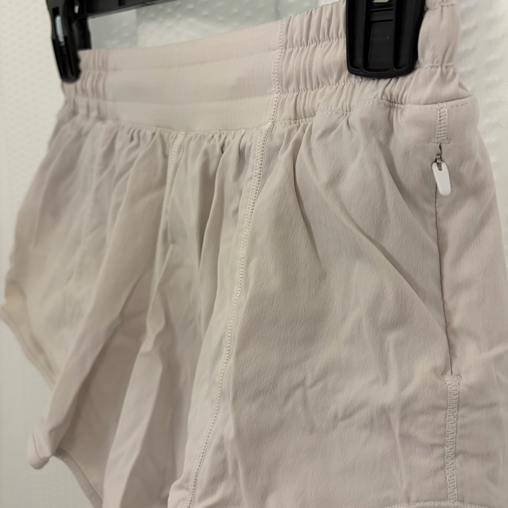 Lululemon Hotty Hot 2.5” shorts • white/bone - Picture 2 of 9